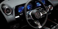 
            Mercedes-Benz обновил внешность кроссоверов EQA и EQB
        