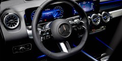 
            Mercedes-Benz обновил внешность кроссоверов EQA и EQB
        