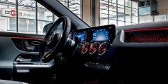 
            Mercedes-Benz обновил внешность кроссоверов EQA и EQB
        