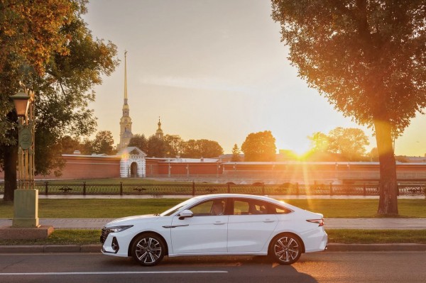 
            Camry, это ты? Тест-драйв Chery Arrizo 8, которому очень хотели помешать
        