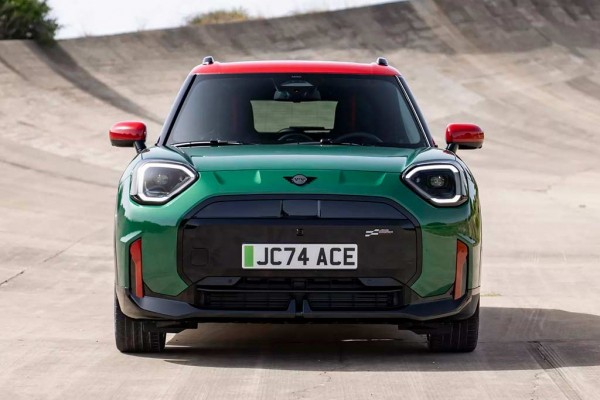 Для кроссовера MINI Aceman стала доступна драйверская версия JCW