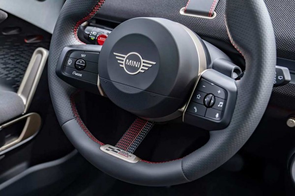 Для кроссовера MINI Aceman стала доступна драйверская версия JCW